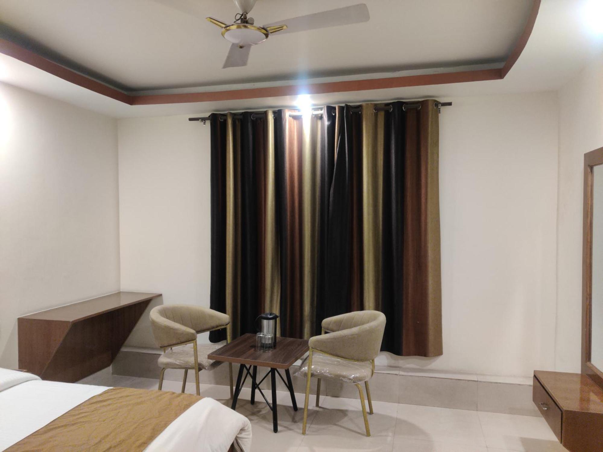 Nāhan Hotel Hv מראה חיצוני תמונה