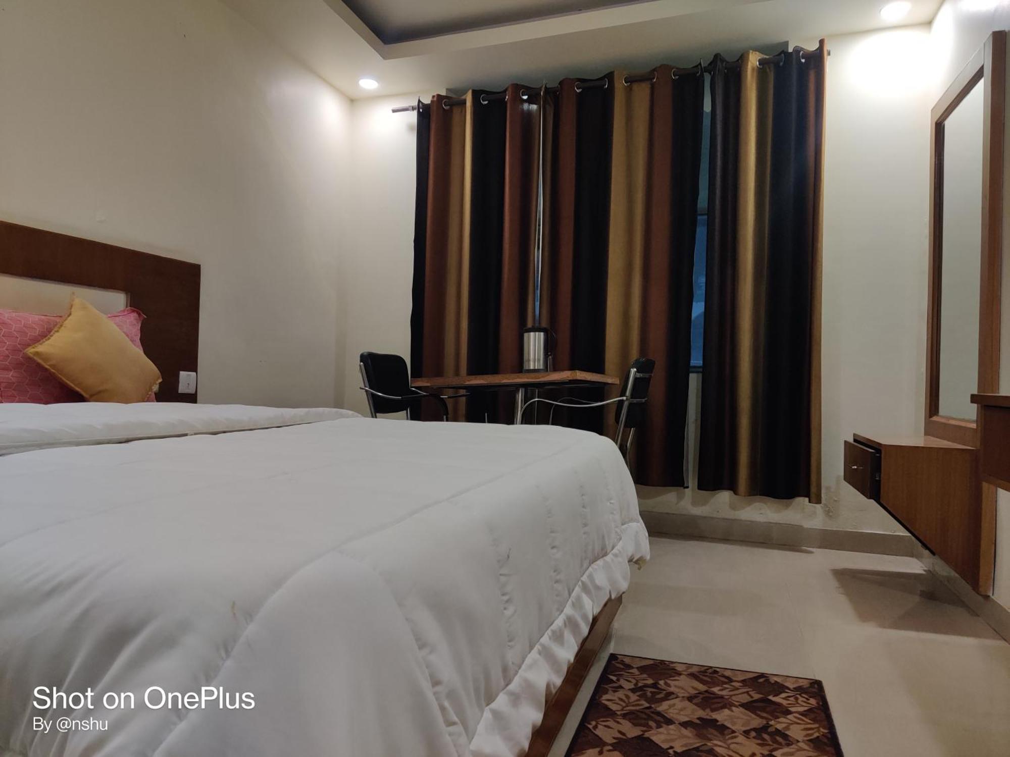 Nāhan Hotel Hv מראה חיצוני תמונה