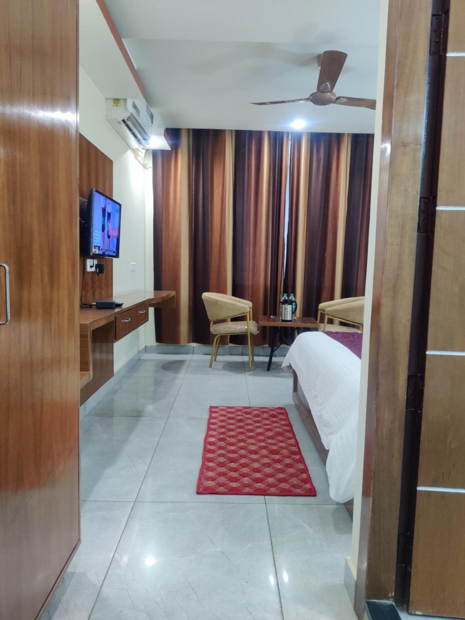 Nāhan Hotel Hv מראה חיצוני תמונה